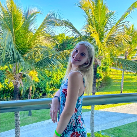 Meet your Posher, Taylor - Picture 2 of 3